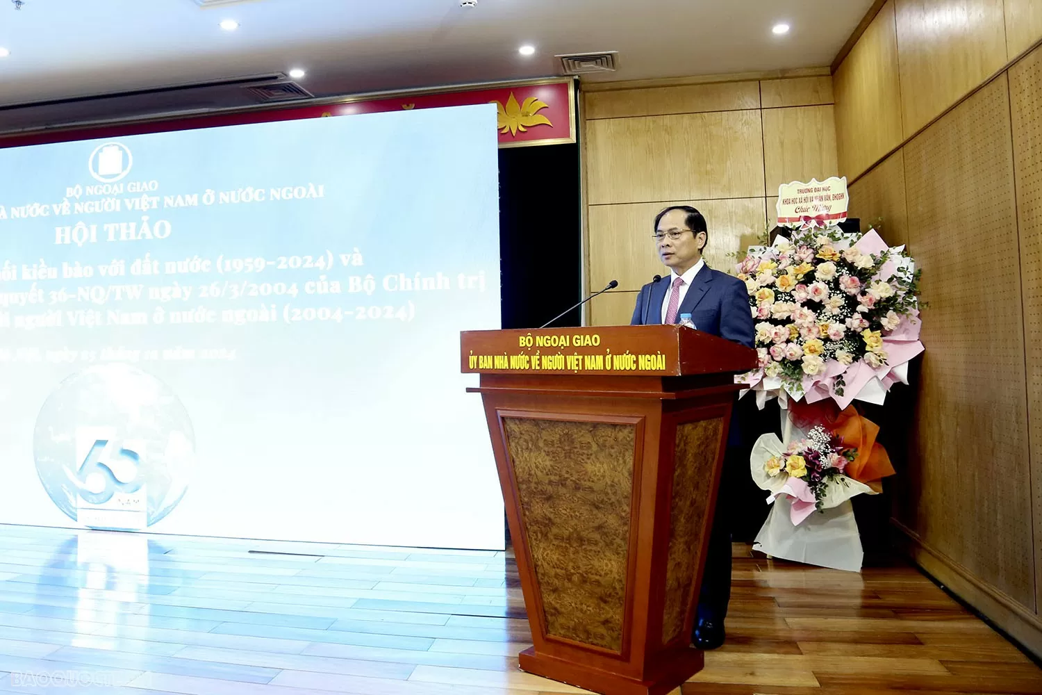 Hội thảo kỷ niệm 65 năm kết nối kiều bào với đất nước và 20 năm triển khai Nghị quyết 36-NQ/TW về công tác Người Việt Nam ở nước ngoài (NVNONN) Ủy ban Nhà nước về người Việt Nam ở nước ngoài đón nhận Huân chương Lao động hạng Nhất