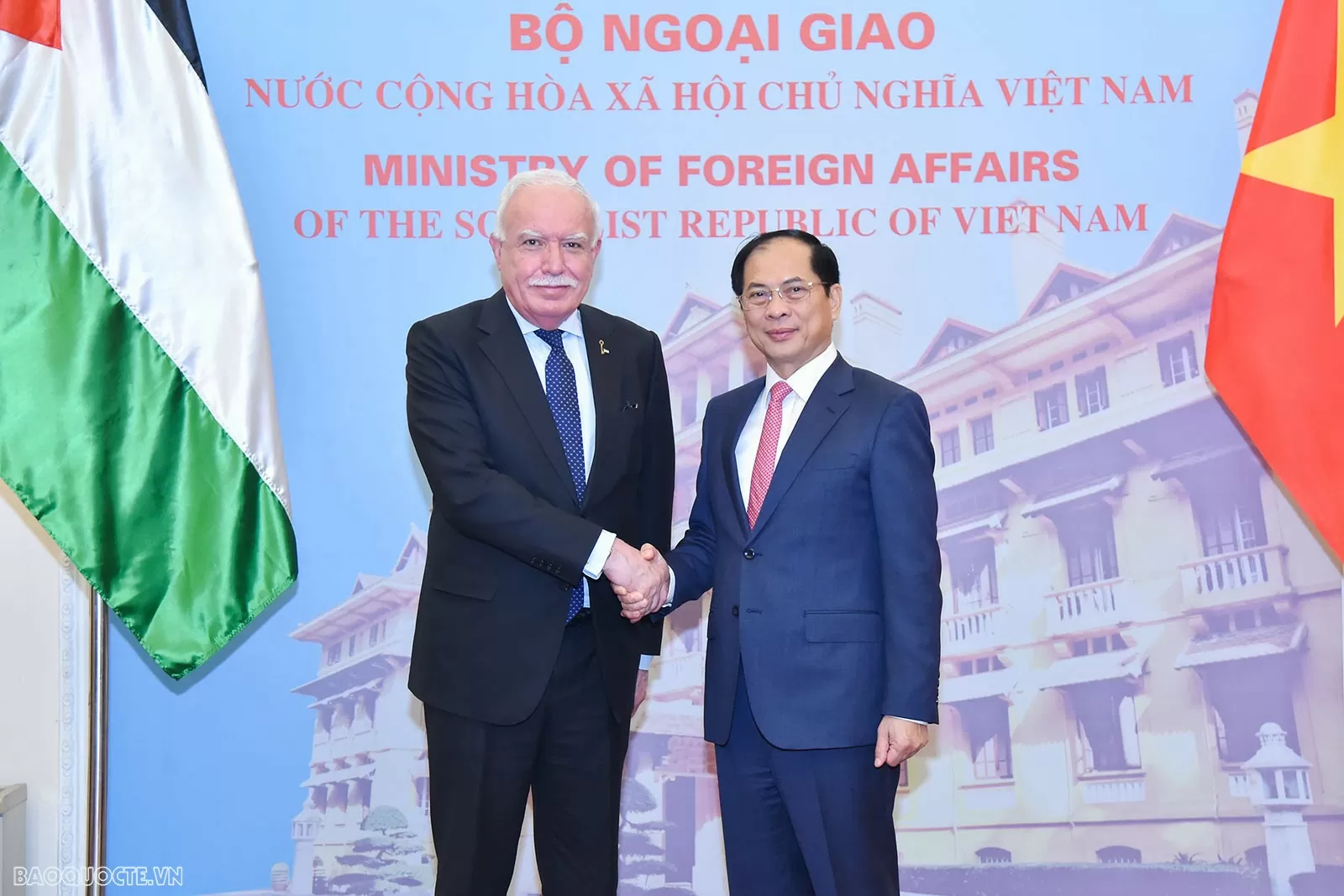 Phó Thủ tướng, Bộ trưởng Ngoại giao Bùi Thanh Sơn tiếp Đặc phái viên của Tổng thống Palestine Mahmoud Abbas Phó Thủ tướng, Bộ trưởng Ngoại giao Bùi Thanh Sơn tiếp Đặc phái viên của Tổng thống Palestine Mahmoud Abbas