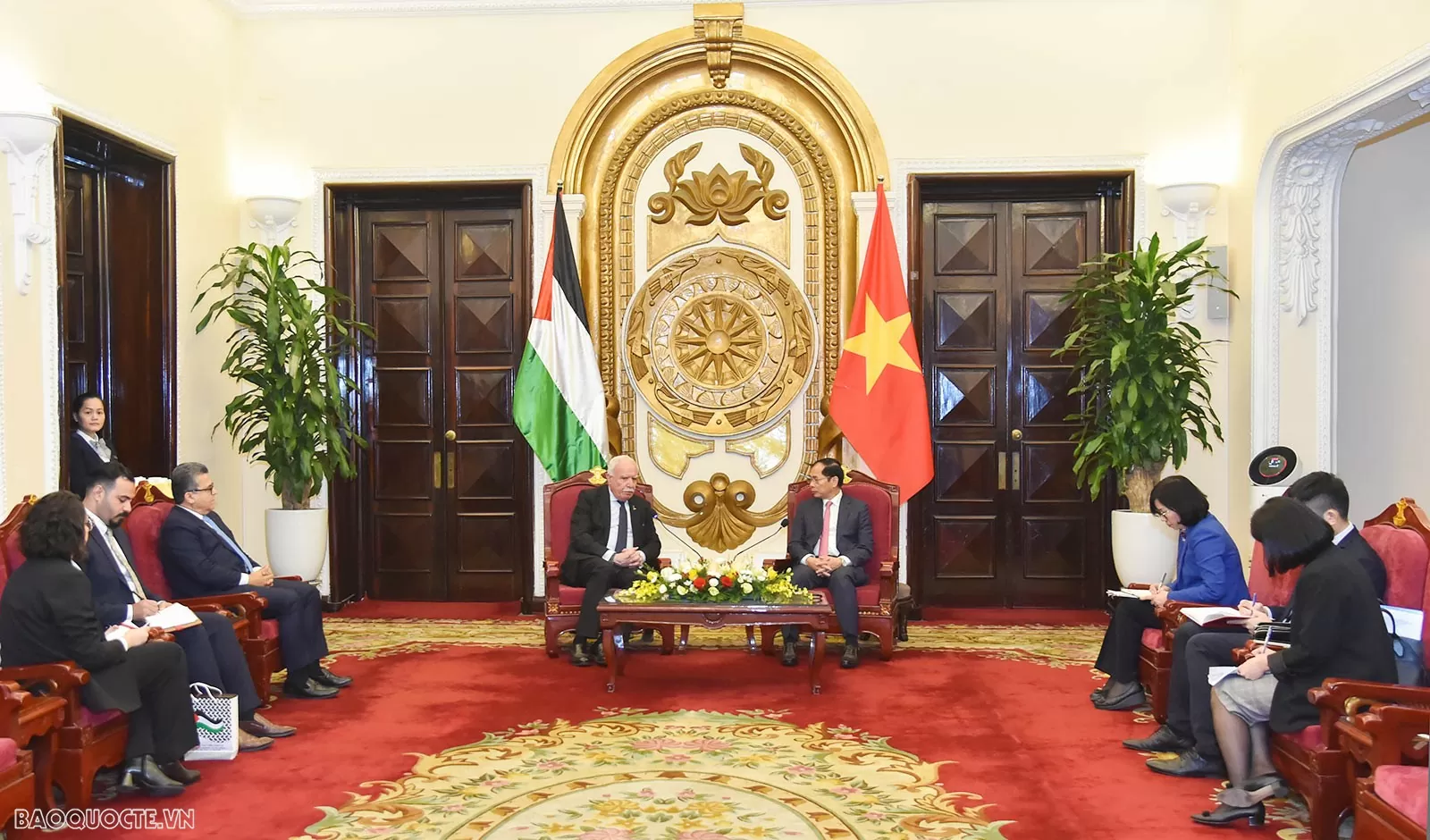 Phó Thủ tướng, Bộ trưởng Ngoại giao Bùi Thanh Sơn tiếp Đặc phái viên của Tổng thống Palestine Mahmoud Abbas Phó Thủ tướng, Bộ trưởng Ngoại giao Bùi Thanh Sơn tiếp Đặc phái viên của Tổng thống Palestine Mahmoud Abbas