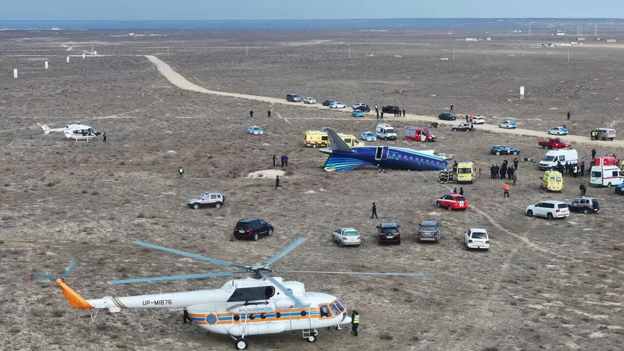 Rơi máy bay tại Kazakhstan: Nguồn cơn bất ngờ của thảm kịch khiến hàng chục người tử vong, Azerbaijan quốc tang. (Nguồn: Reuters) Rơi máy bay tại Kazakhstan: Nguồn cơn bất ngờ của thảm kịch khiến hàng chục người tử vong, Azerbaijan quốc tang. (Nguồn: Reuters)