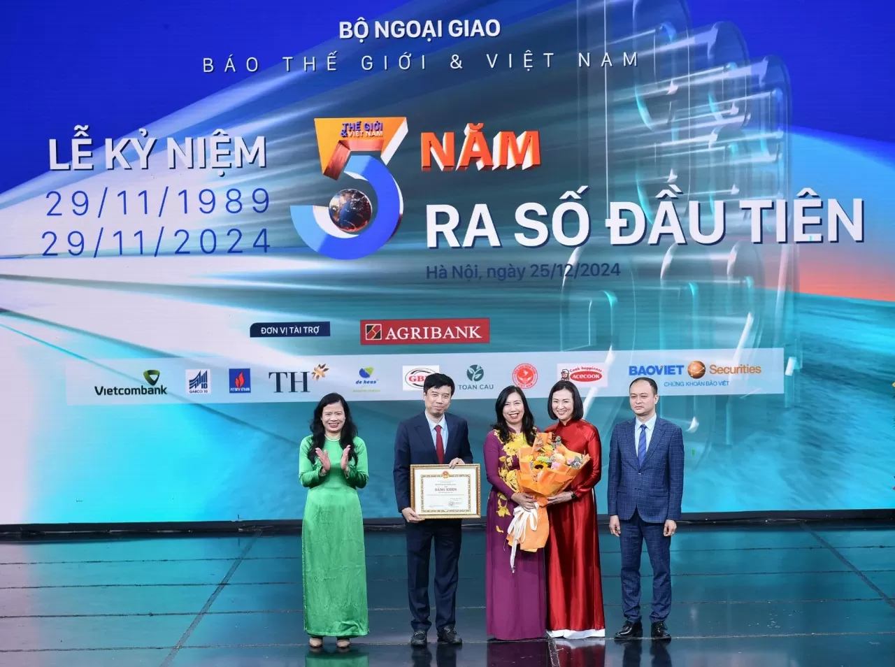 Thứ trưởng Bộ Ngoại giao Lê Thị Thu Hằng trao tặng Bằng khen của Bộ Ngoại giao cho các cá nhân có nhiều thành tích đóng góp vào sự phát triển của Báo Thế giới và Việt Nam. Thứ trưởng Bộ Ngoại giao Lê Thị Thu Hằng trao tặng Bằng khen của Bộ Ngoại giao cho các cá nhân có nhiều thành tích đóng góp vào sự phát triển của Báo Thế giới và Việt Nam.