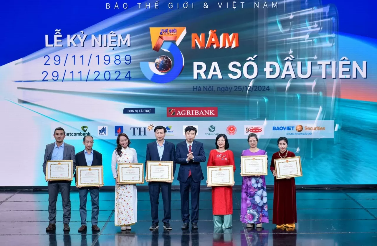 Tổng Biên tập Nguyễn Trường Sơn tuyên dương những các cá nhân có nhiều thành tích đóng góp vào sự phát triển của Báo Thế giới và Việt Nam. (Ảnh: Nguyễn Hồng) Tổng Biên tập Nguyễn Trường Sơn tuyên dương những các cá nhân có nhiều thành tích đóng góp vào sự phát triển của Báo Thế giới và Việt Nam. (Ảnh: Nguyễn Hồng)