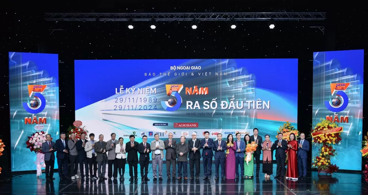 Các đồng chí nguyên lãnh đạo, lãnh đạo Đảng, Nhà nước, Bộ Ngoại giao tới dự và chia vui với Báo Thế giới và Việt Nam. (Ảnh: Nguyễn Hồng) Các đồng chí nguyên lãnh đạo, lãnh đạo Đảng, Nhà nước, Bộ Ngoại giao tới dự và chia vui với Báo Thế giới và Việt Nam. (Ảnh: Nguyễn Hồng)