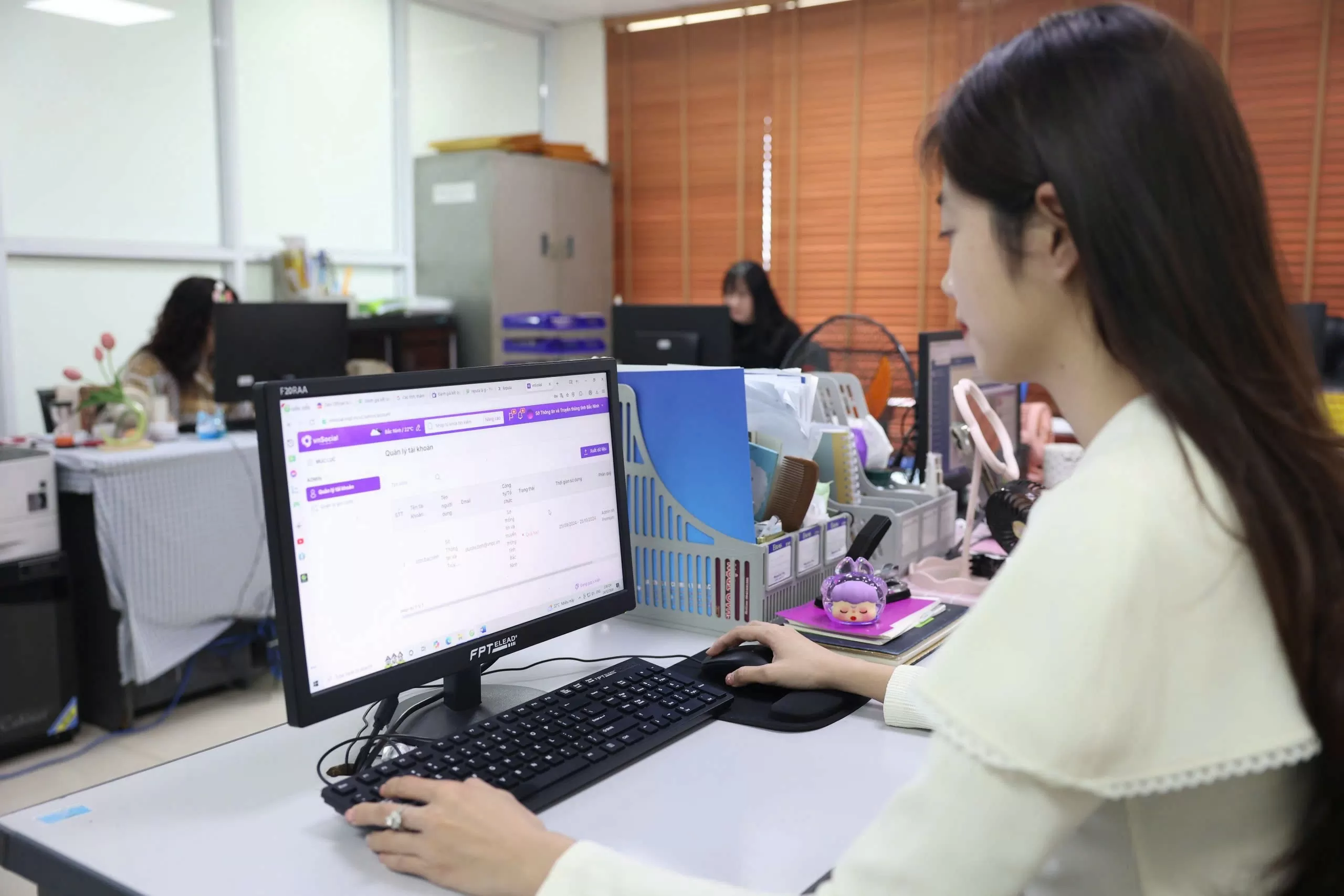 Cán bộ Sở Thông tin và Truyền thông sử dụng phần mềm để rà soát, theo dõi thông tin trên MXH. Cán bộ Sở Thông tin và Truyền thông sử dụng phần mềm để rà soát, theo dõi thông tin trên MXH.