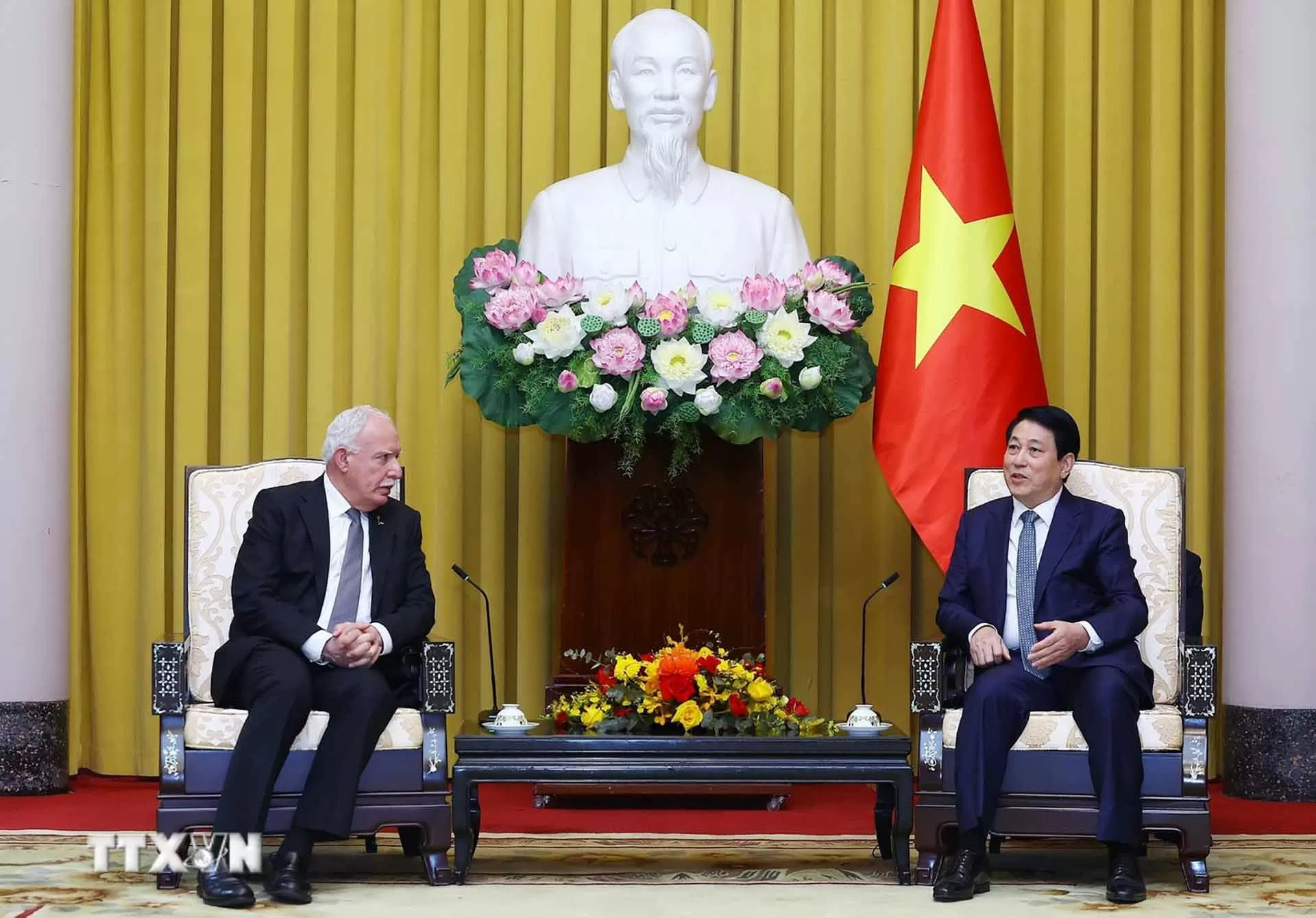 Chủ tịch nước Lương Cường tiếp Đặc phái viên, Cố vấn Tổng thống Palestine Chủ tịch nước Lương Cường tiếp Đặc phái viên, Cố vấn Tổng thống Palestine