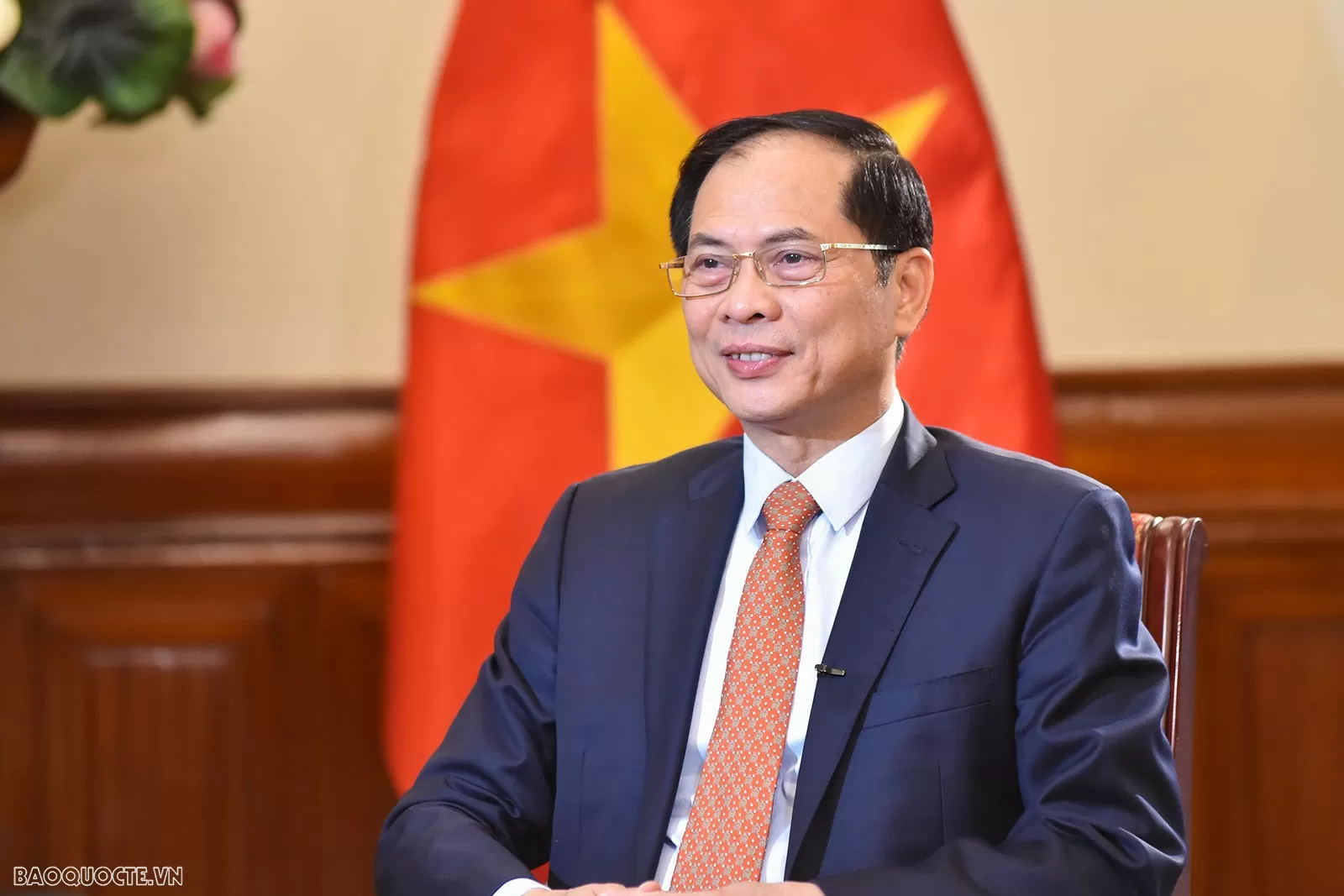 Chân dung Phó Thủ tướng, Bộ trưởng Ngoại giao Bùi Thanh Sơn, trả lời phỏng vấn báo chí. (Ảnh: Tuấn Anh)