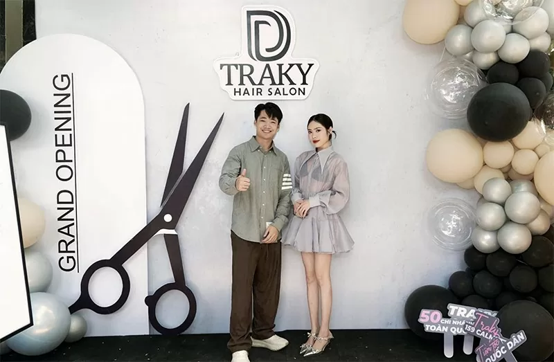 Doanh nhân trẻ Vũ Đình Đức tại ngày khai trương cơ sở mới tại quận 1, Tp. HCM. Doanh nhân trẻ Vũ Đình Đức tại ngày khai trương cơ sở mới tại quận 1, Tp. HCM.