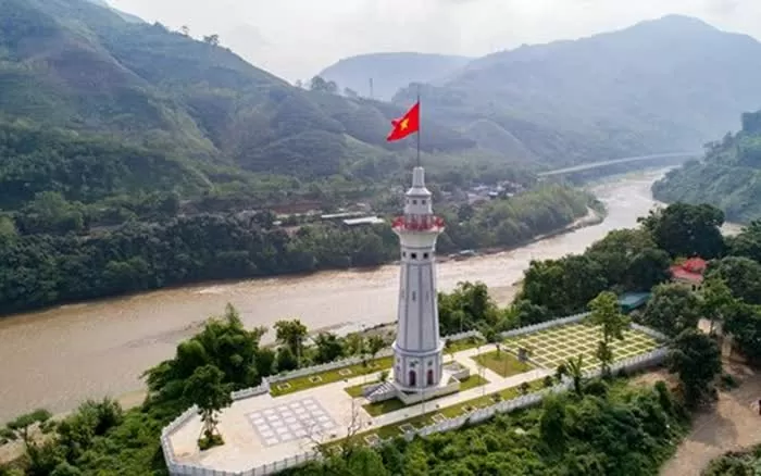 Cột cờ Lũng Pô, Bát Xát. (Nguồn: Người Lao động) Cột cờ Lũng Pô, Bát Xát. (Nguồn: Người Lao động)