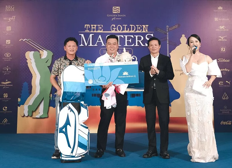 Golf thủ Nguyễn Văn Trường (thứ hai từ trái sang) giành chức vô địch The Golden Masters với tổng điểm là 72 gậy Golf thủ Nguyễn Văn Trường (thứ hai từ trái sang) giành chức vô địch The Golden Masters với tổng điểm là 72 gậy