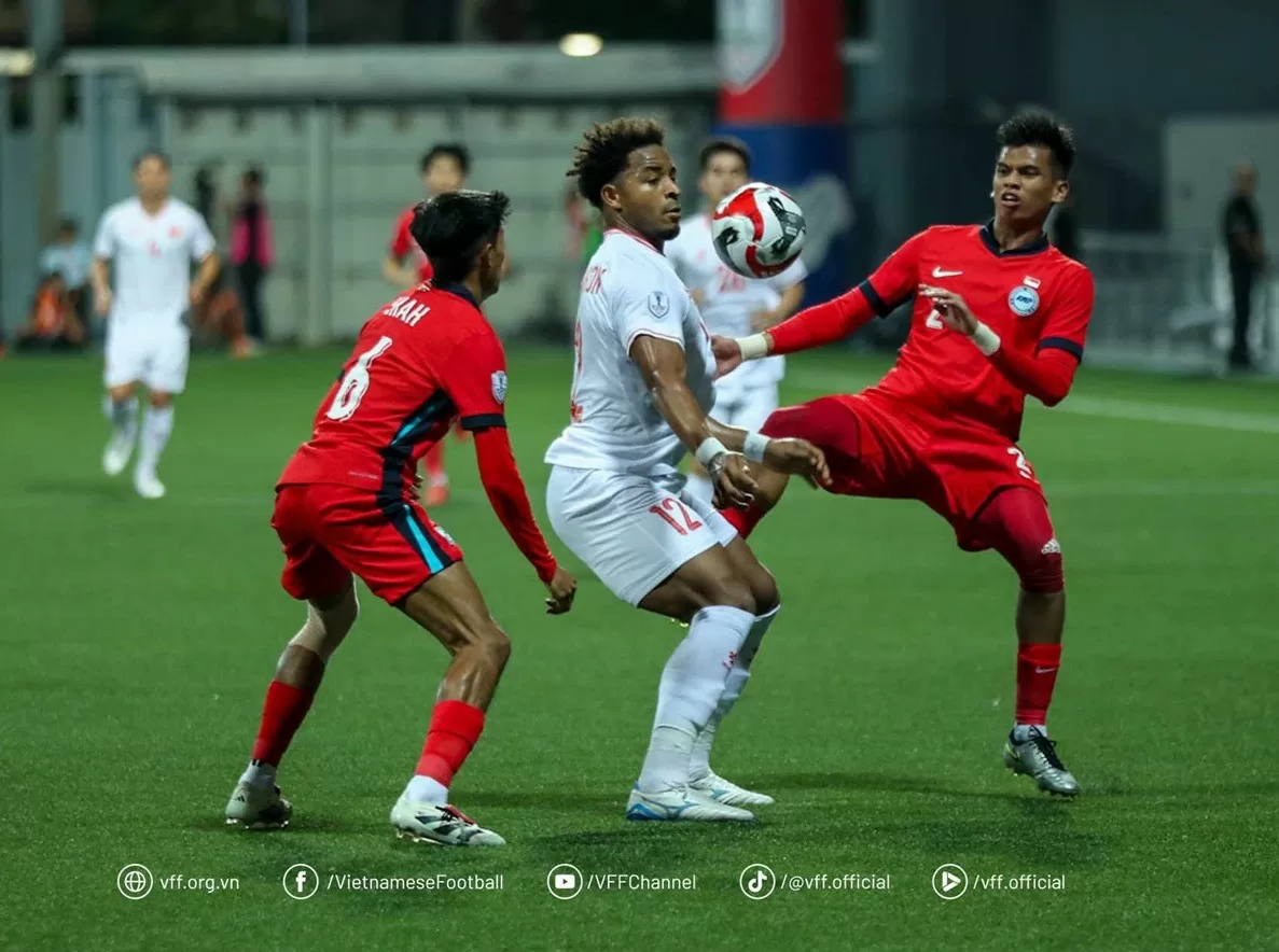 Tham dự ASEAN Cup 2024, đội tuyển Việt Nam (áo trắng) thăng hạng trên bảng xếp hạng FIFA. (Nguồn: VFF) Tham dự ASEAN Cup 2024, đội tuyển Việt Nam (áo trắng) thăng hạng trên bảng xếp hạng FIFA. (Nguồn: VFF)