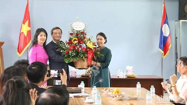 Đại sứ Việt Nam tại Lào Nguyễn Minh Tâm thăm Trường song ngữ Lào-Việt Nam Nguyễn Du ngày 4/10. (Nguồn: TTXVN) Đại sứ Việt Nam tại Lào Nguyễn Minh Tâm thăm Trường song ngữ Lào-Việt Nam Nguyễn Du ngày 4/10. (Nguồn: TTXVN)