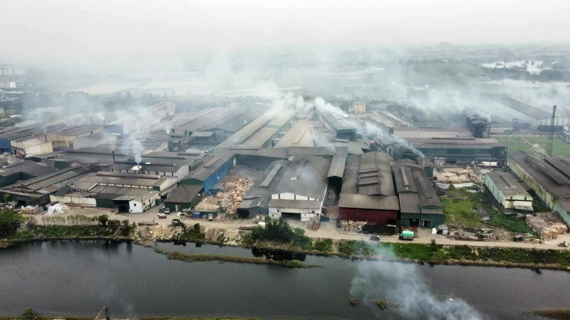 Một góc các xưởng sản xuất giấy tại P.Phong Khê ĐÌNH HUY Một góc các xưởng sản xuất giấy tại P.Phong Khê ĐÌNH HUY