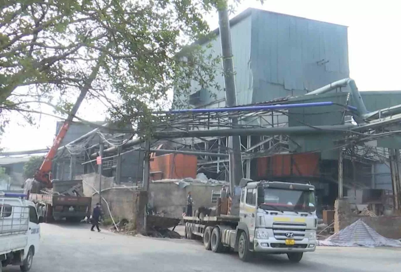 Các cơ sở nằm ngoài cụm công nghiệp Phú Lâm (Tiên Du, Bắc Ninh) đang tiến hành tháo dỡ nhà xưởng. Ảnh: Vân Trường Các cơ sở nằm ngoài cụm công nghiệp Phú Lâm (Tiên Du, Bắc Ninh) đang tiến hành tháo dỡ nhà xưởng. Ảnh: Vân Trường