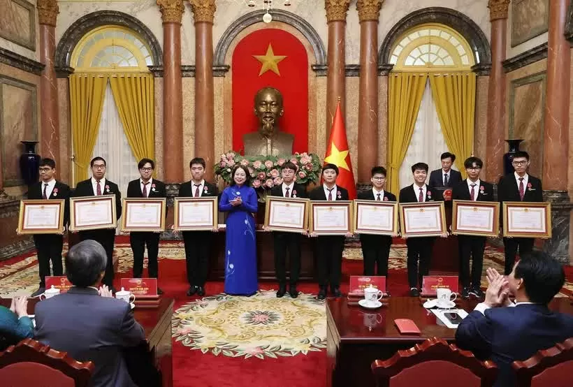 Trao Huân chương Lao động cho 20 học sinh đoạt giải quốc tế năm 2024 Trao Huân chương Lao động cho 20 học sinh đoạt giải quốc tế năm 2024