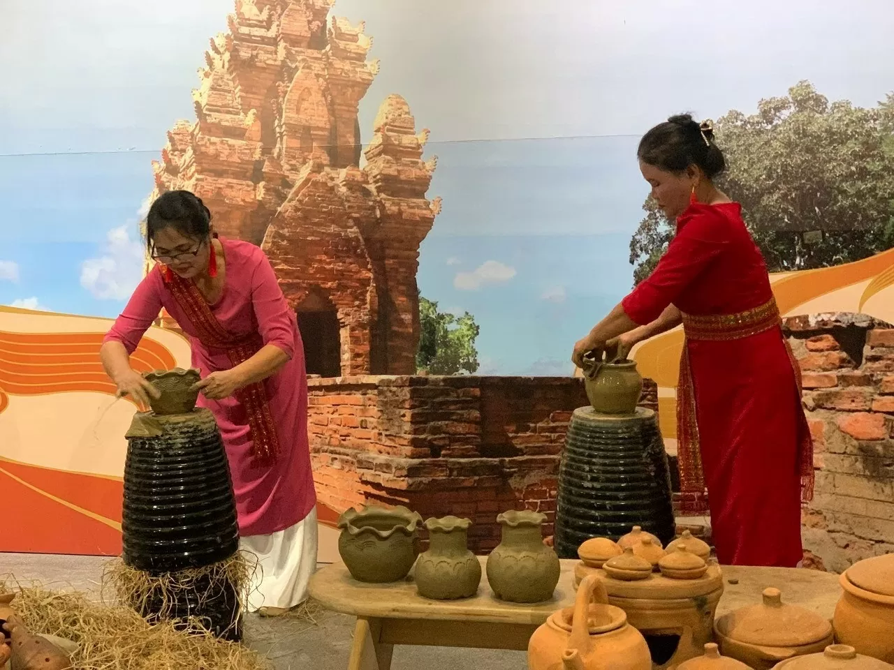 Giới thiệu di sản văn hóa phi vật thể gắn với phát triển du lịch vùng đồng bào dân tộc Giới thiệu di sản văn hóa phi vật thể gắn với phát triển du lịch vùng đồng bào dân tộc