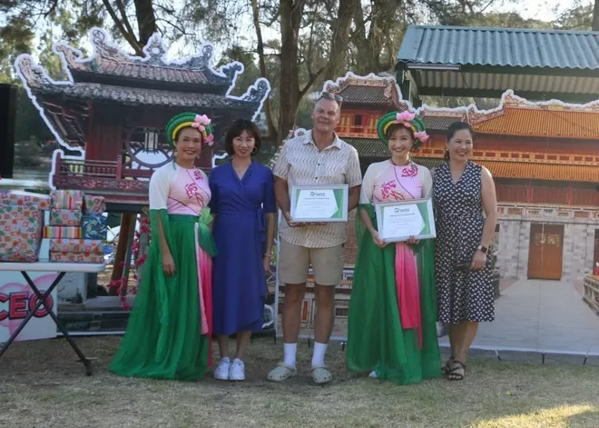 Phu nhân Tổng lãnh sự Việt Nam tại Sydney, bà Nguyễn Thị Thanh Hằng, trao giấy khen cho các nghệ sỹ tiêu biểu của VACEO trong năm 2024. (Ảnh: Lê Đạt/TTXVN) Phu nhân Tổng lãnh sự Việt Nam tại Sydney, bà Nguyễn Thị Thanh Hằng, trao giấy khen cho các nghệ sỹ tiêu biểu của VACEO trong năm 2024. (Ảnh: Lê Đạt/TTXVN)