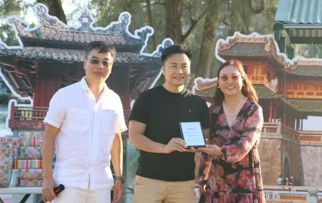 Tiến sỹ Nguyễn Tuấn Nghĩa (giữa), chuyên gia về AI, được nhận giải thưởng Thành viên Tiêu biểu của VASEA năm 2024. (Ảnh: Lê Đạt/TTXVN) Tiến sỹ Nguyễn Tuấn Nghĩa (giữa), chuyên gia về AI, được nhận giải thưởng Thành viên Tiêu biểu của VASEA năm 2024. (Ảnh: Lê Đạt/TTXVN)