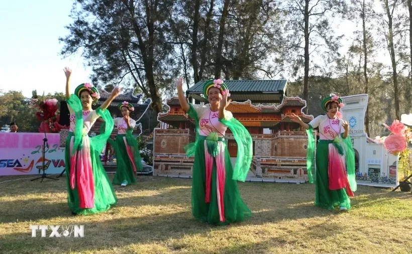 Tiết mục văn nghệ tại sự kiện. (Ảnh: Lê Đạt/TTXVN) Tiết mục văn nghệ tại sự kiện. (Ảnh: Lê Đạt/TTXVN)