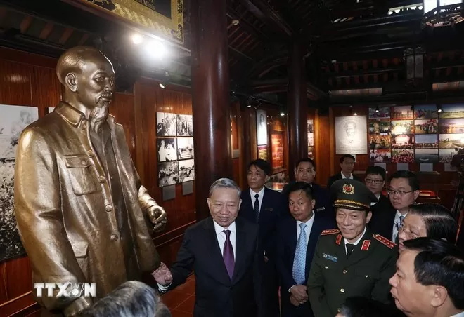 Tổng Bí thư Tô Lâm thăm nhà trưng bày tại Khu di tích Quốc gia đặc biệt Kim Liên thuộc huyện Nam Đàn, tỉnh Nghệ An. (Ảnh: Thống Nhất/TTXVN) Tổng Bí thư Tô Lâm thăm nhà trưng bày tại Khu di tích Quốc gia đặc biệt Kim Liên thuộc huyện Nam Đàn, tỉnh Nghệ An. (Ảnh: Thống Nhất/TTXVN)