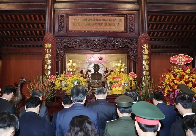 Tổng Bí thư Tô Lâm và đoàn công tác Trung ương dâng hương Tổng Bí thư Lê Hồng Phong. (Ảnh: Thống Nhất/TTXVN) Tổng Bí thư Tô Lâm và đoàn công tác Trung ương dâng hương Tổng Bí thư Lê Hồng Phong. (Ảnh: Thống Nhất/TTXVN)