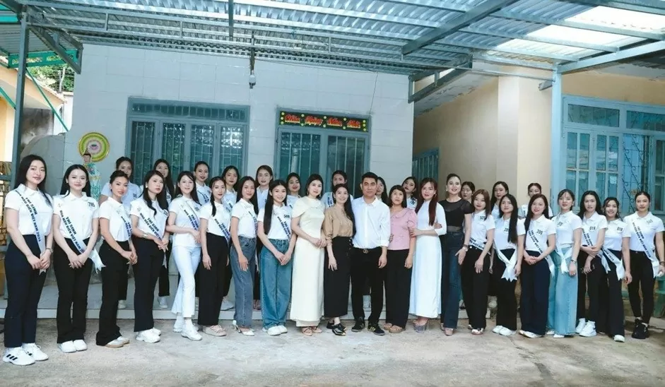 Top 30 thí sinh Hoa hậu Biển Việt Nam 2024 đội mưa phát quà thiện nguyện Top 30 thí sinh Hoa hậu Biển Việt Nam 2024 đội mưa phát quà thiện nguyện