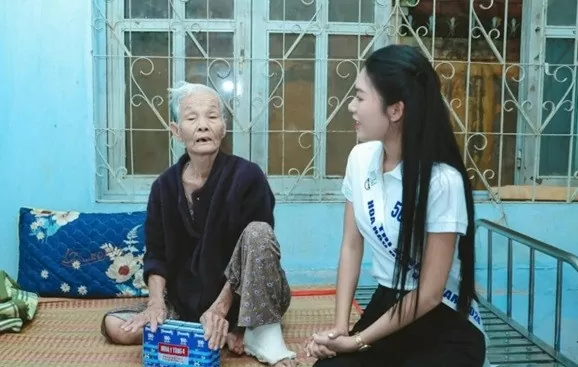 Top 30 thí sinh Hoa hậu Biển Việt Nam 2024 đội mưa phát quà thiện nguyện Top 30 thí sinh Hoa hậu Biển Việt Nam 2024 đội mưa phát quà thiện nguyện