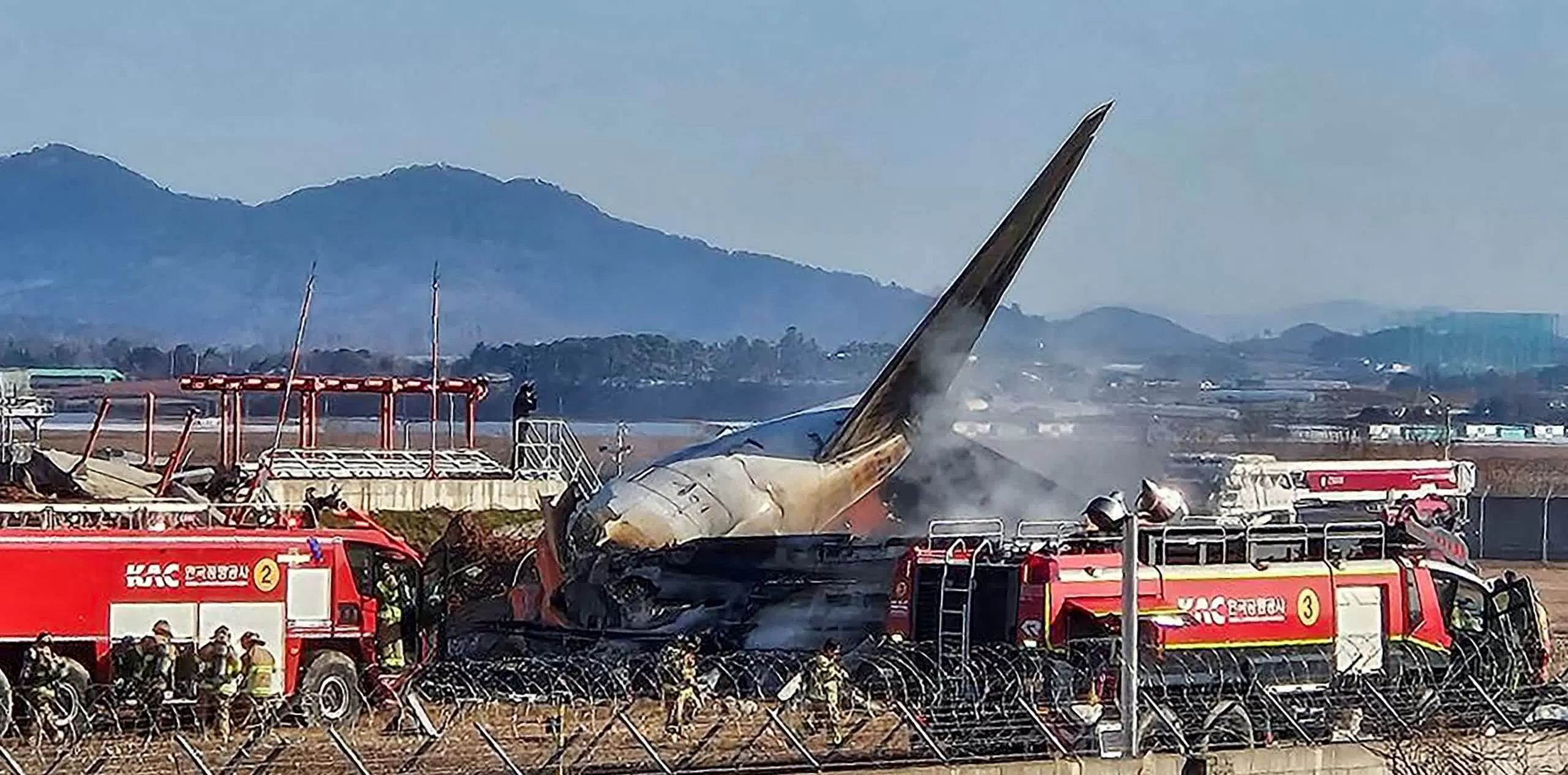 Hiện trường vụ tai nạn máy bay tại Hàn Quốc sáng 29/12. (Nguồn: Reuters) Hiện trường vụ tai nạn máy bay tại Hàn Quốc sáng 29/12. (Nguồn: Reuters)