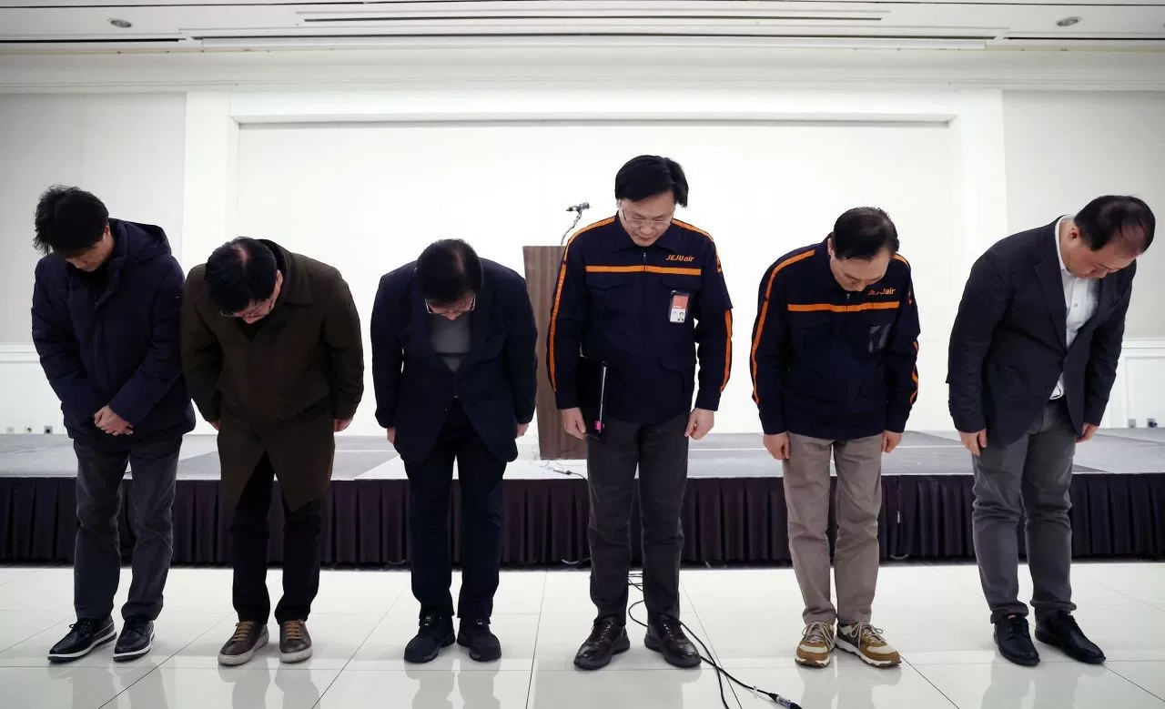 Tổng giám đốc điều hành và ban lãnh đạo Jeju Air cúi đầu xin lỗi gia đình các nạn nhân của vụ tai nạn máy bay thảm khốc. (Nguồn: CNN) Tổng giám đốc điều hành và ban lãnh đạo Jeju Air cúi đầu xin lỗi gia đình các nạn nhân của vụ tai nạn máy bay thảm khốc. (Nguồn: CNN)