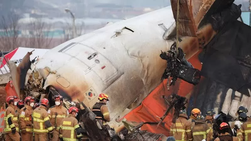 Lực lượng cứu nạn làm việc tại hiện trường. (Ảnh: Reuters) Lực lượng cứu nạn làm việc tại hiện trường. (Ảnh: Reuters)