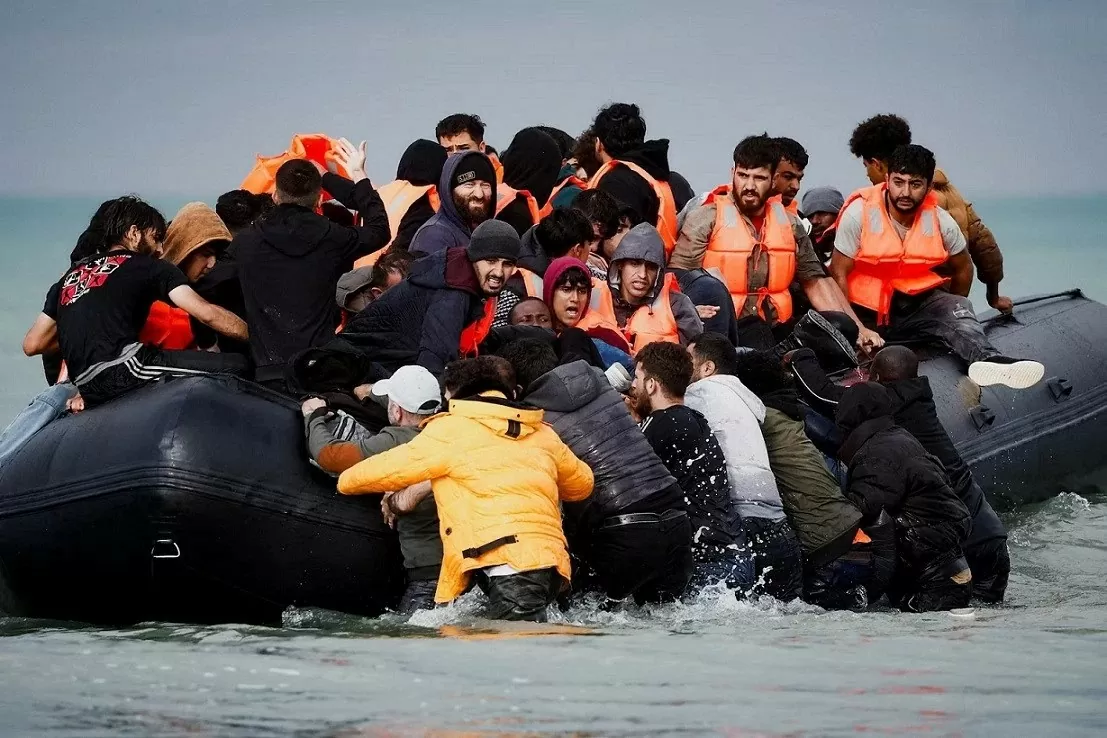 Những người di cư cố gắng lên một chiếc xuồng cao su vượt để qua eo biển Manche đến Anh khi cảnh sát Pháp tuần tra trên bãi biển Slack Dunes ở Wimereux, Pháp, ngày 4/9. (Nguồn: Reuters) Những người di cư cố gắng lên một chiếc xuồng cao su vượt để qua eo biển Manche đến Anh khi cảnh sát Pháp tuần tra trên bãi biển Slack Dunes ở Wimereux, Pháp, ngày 4/9. (Nguồn: Reuters)