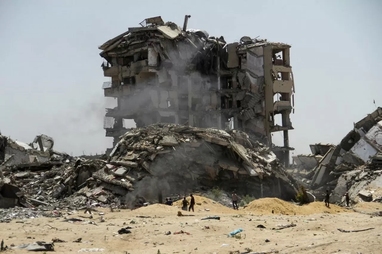 Người dân Palestine đi ngang đống đổ nát của các tòa nhà dân cư bị phá hủy bởi các cuộc tấn công của Israel, ở phía Bắc Dải Gaza, ngày 22/4. Chiến sự vẫn diễn ra tại vùng lãnh thổ này của Palestine, bất chấp những lời kêu gọi ngừng bắn của cộng đồng quốc tế. (Nguồn: Reuters) Người dân Palestine đi ngang đống đổ nát của các tòa nhà dân cư bị phá hủy bởi các cuộc tấn công của Israel, ở phía Bắc Dải Gaza, ngày 22/4. Chiến sự vẫn diễn ra tại vùng lãnh thổ này của Palestine, bất chấp những lời kêu gọi ngừng bắn của cộng đồng quốc