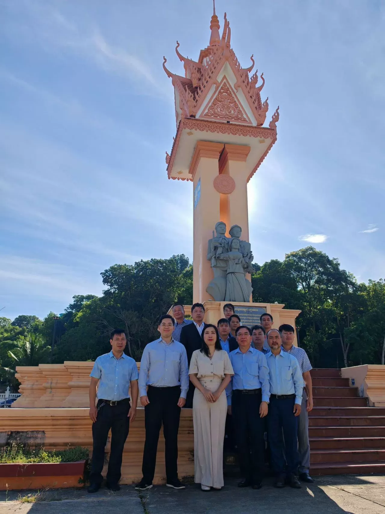 Thứ trưởng Lê Thị Thu Hằng gặp gỡ bà con gốc Việt tại khu vực Tây Nam Campuchia Thứ trưởng Lê Thị Thu Hằng gặp gỡ bà con gốc Việt tại khu vực Tây Nam Campuchia