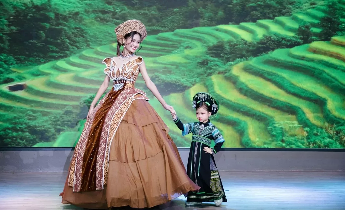 Hoa hậu Nguyễn Thanh Hà trình diễn thời trang tái chế, lan tỏa thông điệp bảo vệ môi trường Hoa hậu Nguyễn Thanh Hà trình diễn thời trang tái chế, lan tỏa thông điệp bảo vệ môi trường