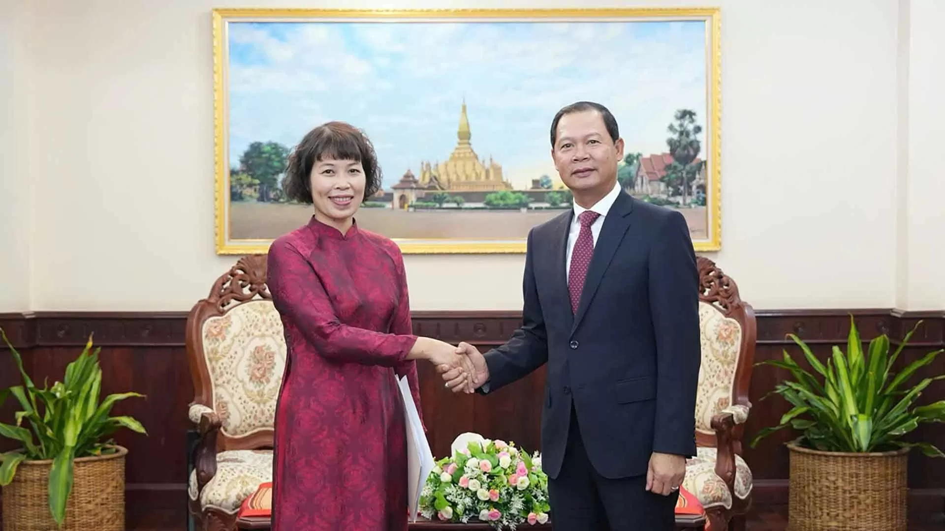 Tổng lãnh sự Việt Nam tại Pakse Tạ Phương Dung trình Thư ủy nhiệm lãnh sự Tổng lãnh sự Việt Nam tại Pakse Tạ Phương Dung trình Thư ủy nhiệm lãnh sự