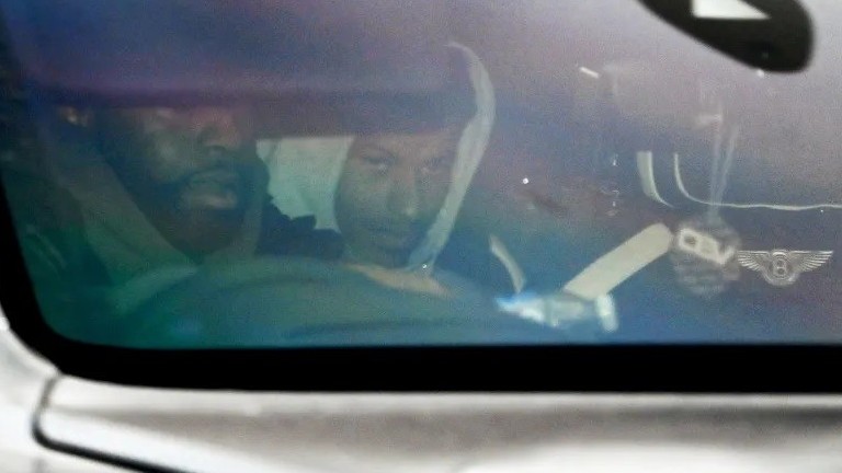 Chờ ngày chia tay MU, tiền đạo Rashford buồn bã rời trung tâm Carrington sau buổi tập