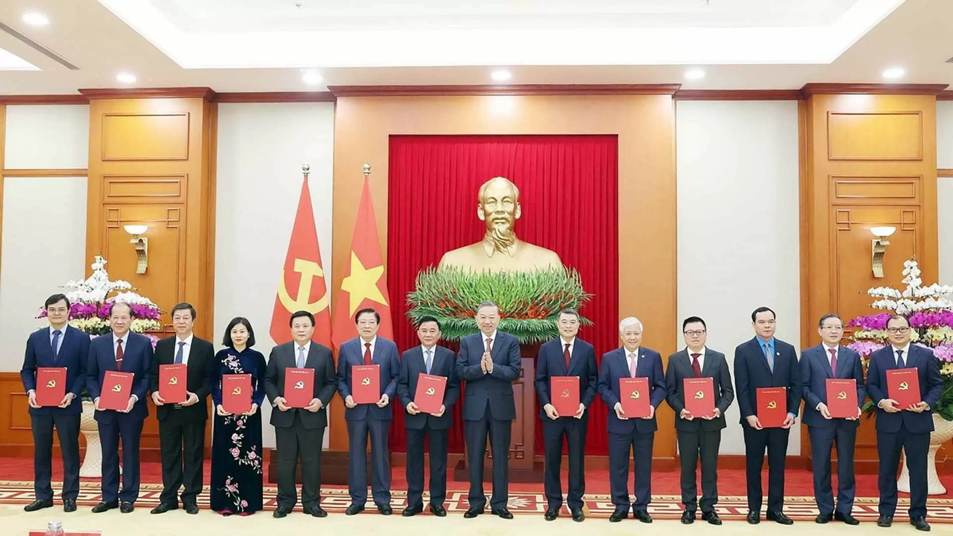 Tổng Bí thư Tô Lâm trao Quyết định về chức năng, nhiệm vụ của 13 cơ quan ban Đảng, đơn vị ở Trung ương Tổng Bí thư Tô Lâm trao Quyết định về chức năng, nhiệm vụ của 13 cơ quan ban Đảng, đơn vị ở Trung ương