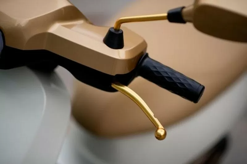 Cận cảnh xe tay ga điện dát vàng Ola S1 Pro Sona Edition vừa ra mắt Cận cảnh xe tay ga điện dát vàng Ola S1 Pro Sona Edition vừa ra mắt