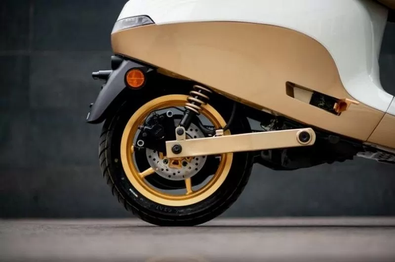 Cận cảnh xe tay ga điện dát vàng Ola S1 Pro Sona Edition vừa ra mắt Cận cảnh xe tay ga điện dát vàng Ola S1 Pro Sona Edition vừa ra mắt