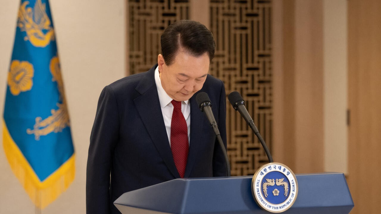 vu bat giu tong thong bi luan toi ong yoon dong y ra hau toa hy vong phuc hoi danh tieng hai quan chuc than can vao phong tham van voi cong tay