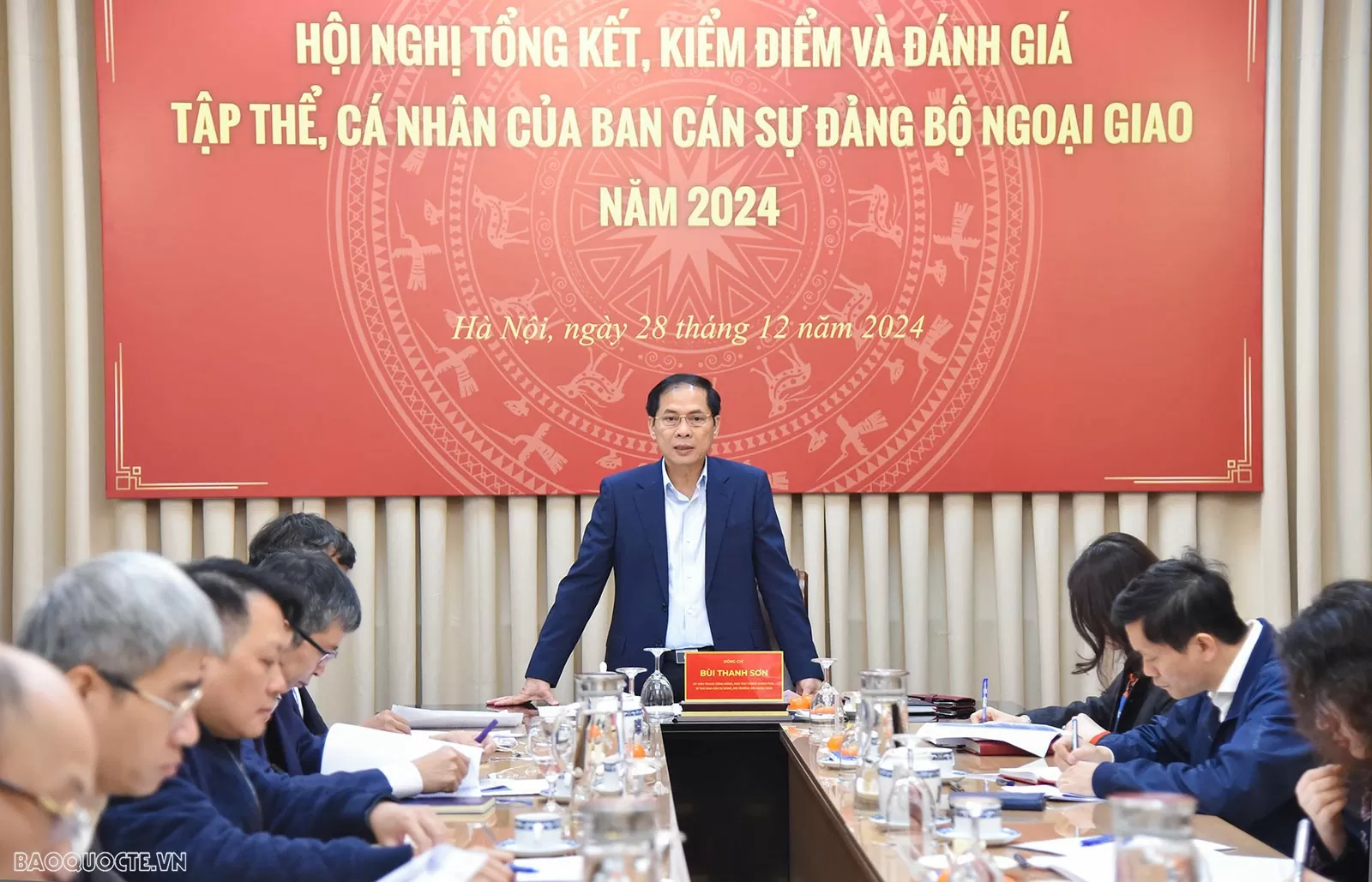 Đồng chí Bùi Thanh Sơn, Ủy viên Trung ương Đảng, Phó Thủ tướng Chính phủ, Bí thư Ban cán sự đảng, Bộ trưởng Bộ Ngoại giao chủ trì Hội nghị Hội nghị tổng kết, kiểm điểm, đánh giá công tác của Ban cán sự đảng Bộ Ngoại giao năm 2024. (Ảnh: Tuấn Anh) Đồng chí Bùi Thanh Sơn, Ủy viên Trung ương Đảng, Phó Thủ tướng Chính phủ, Bí thư Ban cán sự đảng, Bộ trưởng Bộ Ngoại giao chủ trì Hội nghị Hội nghị tổng kết, kiểm điểm, đánh giá công tác của Ban cán sự đảng Bộ Ngoại giao năm 2024. (Ảnh: Tuấn Anh)