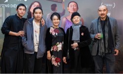 Phim Mưa trên cánh bướm ra rạp, nghệ sĩ Tú Oanh rạng rỡ bên người thân và đồng nghiệp