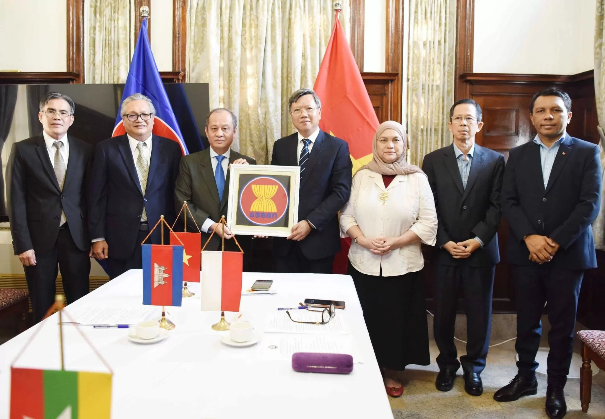 Việt Nam bàn giao chức Chủ tịch Ủy ban ASEAN tại Cuba cho Campuchia Việt Nam bàn giao chức Chủ tịch Ủy ban ASEAN tại Cuba cho Campuchia