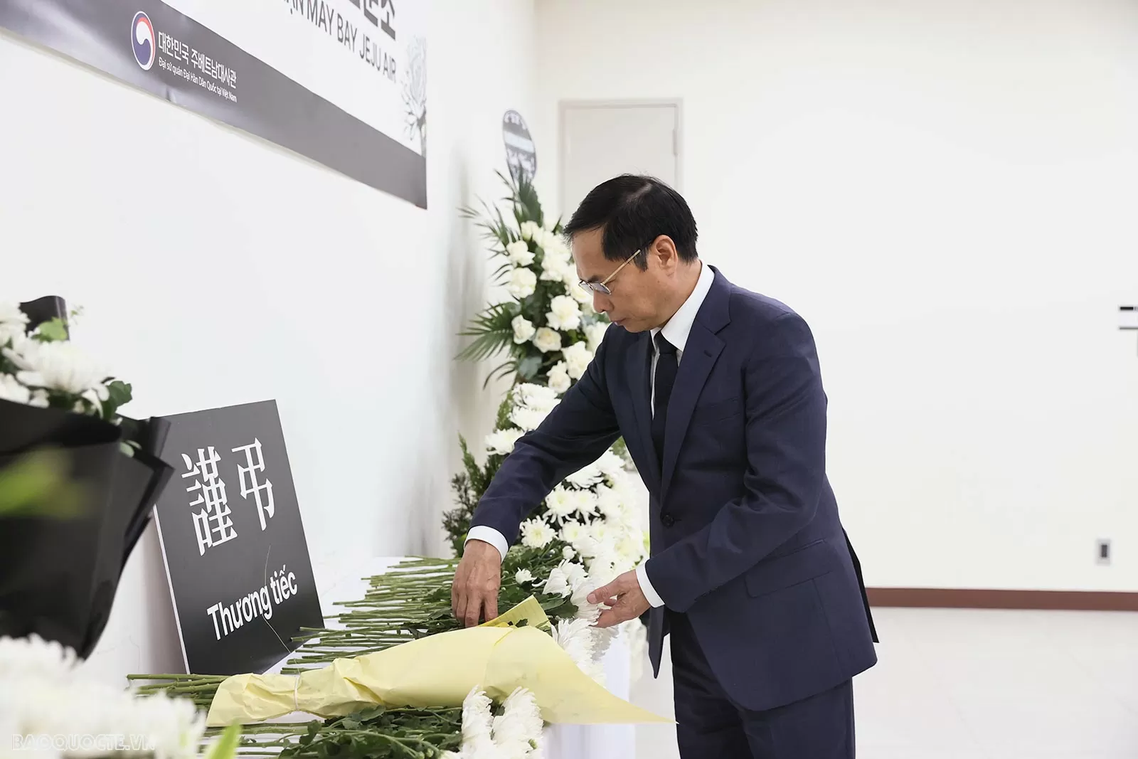 Chiều ngày 31/12, Phó Thủ tướng, Bộ trưởng Ngoại giao Bùi Thanh Sơn ghi sổ tang tưởng niệm nạn nhân vụ tai nạn máy bay hãng Jeju Air. (Ảnh: H.Đ) Chiều ngày 31/12, Phó Thủ tướng, Bộ trưởng Ngoại giao Bùi Thanh Sơn ghi sổ tang tưởng niệm nạn nhân vụ tai nạn máy bay hãng Jeju Air. (Ảnh: H.Đ)