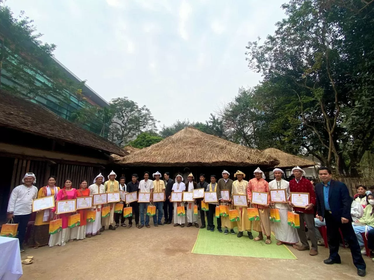 Gìn giữ bản sắc Chăm trong dòng chảy thời đại Gìn giữ bản sắc Chăm trong dòng chảy thời đại