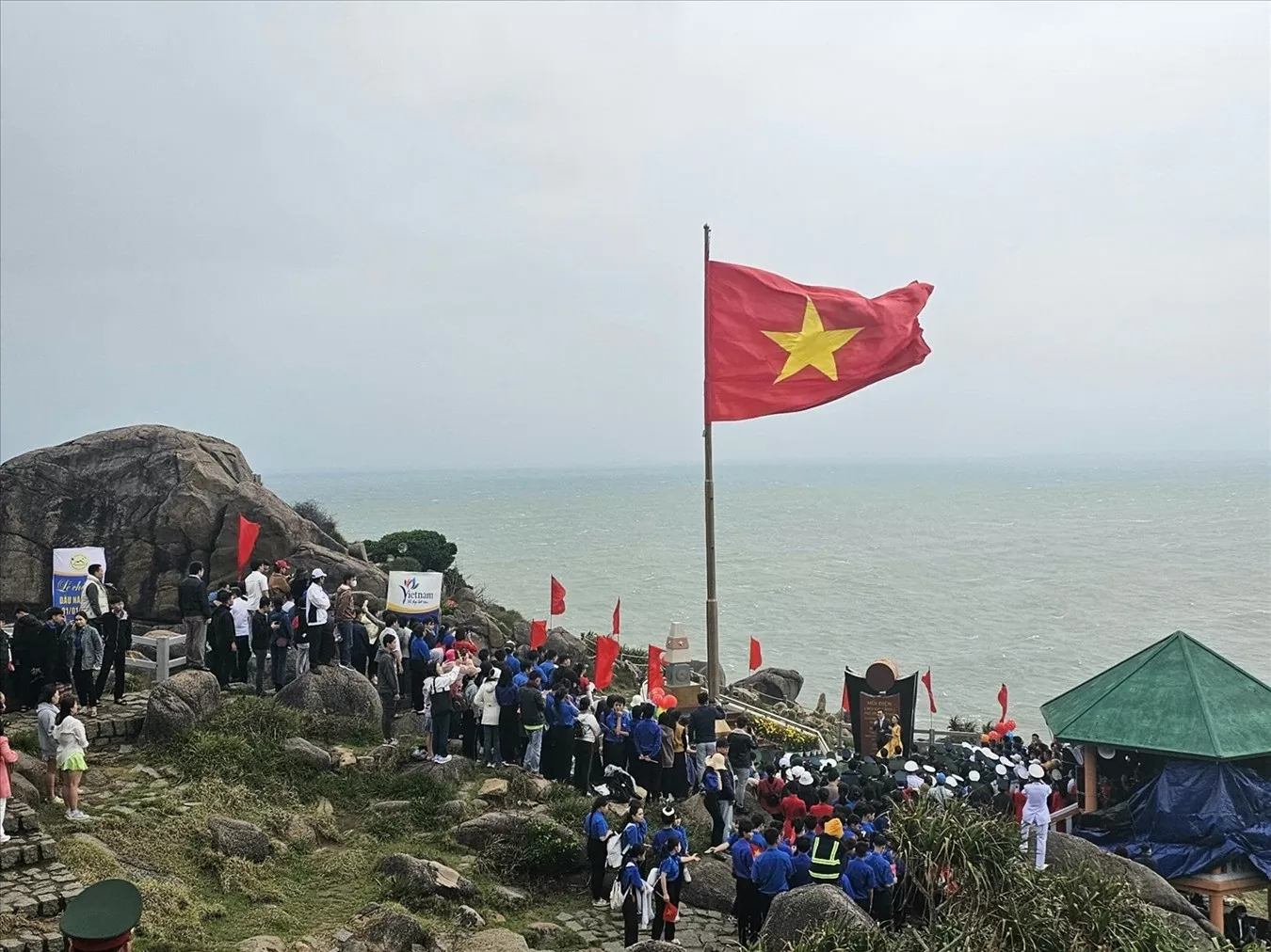 Nhiều du Khách đến Mũi Điện để dự Lễ chào cờ đầu năm mới 2025 tại Phú Yên. (Nguồn: Báo Dân tộc) Nhiều du Khách đến Mũi Điện để dự Lễ chào cờ đầu năm mới 2025 tại Phú Yên. (Nguồn: Báo Dân tộc)