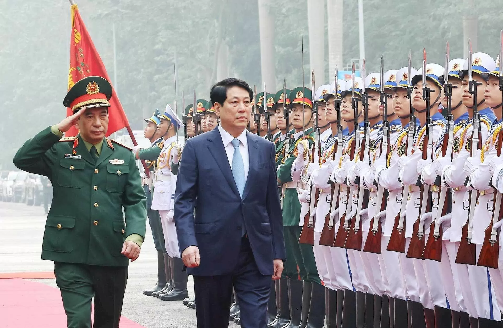 Sáng 26/12, tại Hà Nội, Chủ tịch nước Lương Cường dự và chỉ đạo Hội nghị Quân chính toàn quân năm 2024. Trong ảnh: Chủ tịch nước Lương Cường duyệt đội danh dự. (Nguồn: TTXVN) Sáng 26/12, tại Hà Nội, Chủ tịch nước Lương Cường dự và chỉ đạo Hội nghị Quân chính toàn quân năm 2024. Trong ảnh: Chủ tịch nước Lương Cường duyệt đội danh dự. (Nguồn: TTXVN)