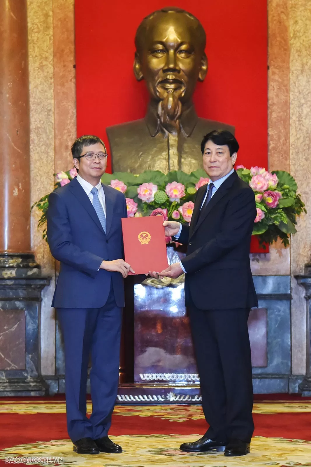 Chủ tịch nước Lương Cường trao quyết định phong hàm Đại sứ bậc 2 cho Thứ trưởng Ngoại giao Phạm Thanh Bình. Chủ tịch nước Lương Cường trao quyết định phong hàm Đại sứ bậc 2 cho Thứ trưởng Ngoại giao Phạm Thanh Bình.