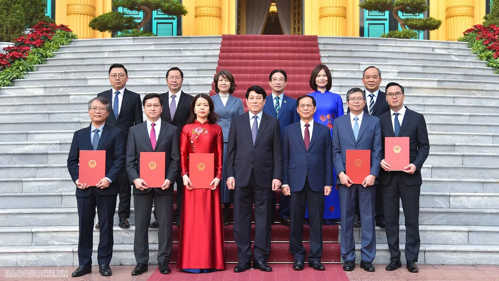 Sáng 2/1, tại Phủ Chủ tịch, Chủ tịch nước Lương Cường đã trao Quyết định phong hàm Đại sứ cho 5 đồng chí là lãnh đạo và cán bộ Bộ Ngoại giao. (Ảnh: Tuấn Anh) Sáng 2/1, tại Phủ Chủ tịch, Chủ tịch nước Lương Cường đã trao Quyết định phong hàm Đại sứ cho 5 đồng chí là lãnh đạo và cán bộ Bộ Ngoại giao. (Ảnh: Tuấn Anh)