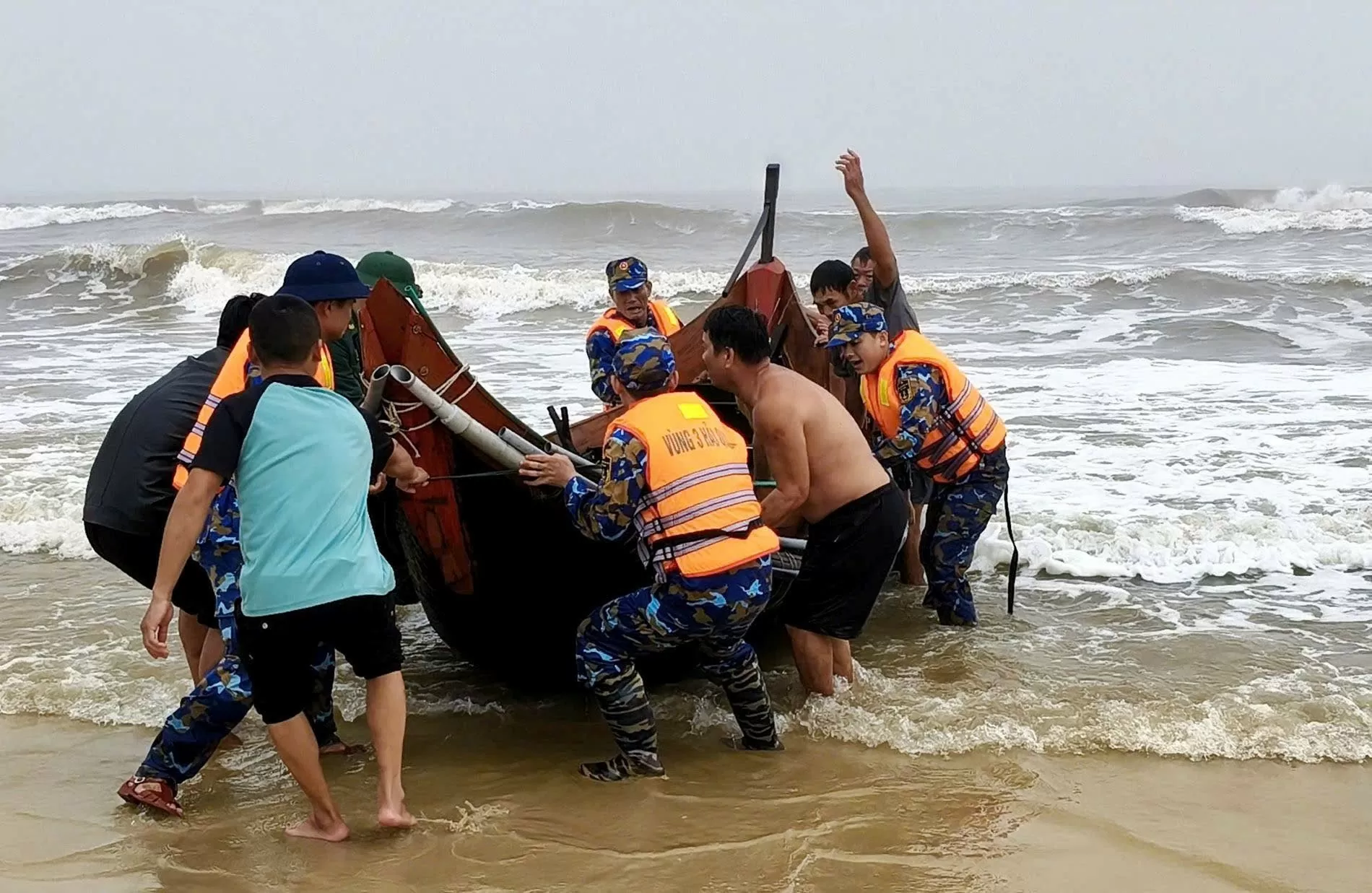Cán bộ, chiến sĩ Vùng 3 Hải quân kịp thời cứu kéo ghe cá và ngư dân bị sóng đánh chìm Cán bộ, chiến sĩ Vùng 3 Hải quân kịp thời cứu kéo ghe cá và ngư dân bị sóng đánh chìm