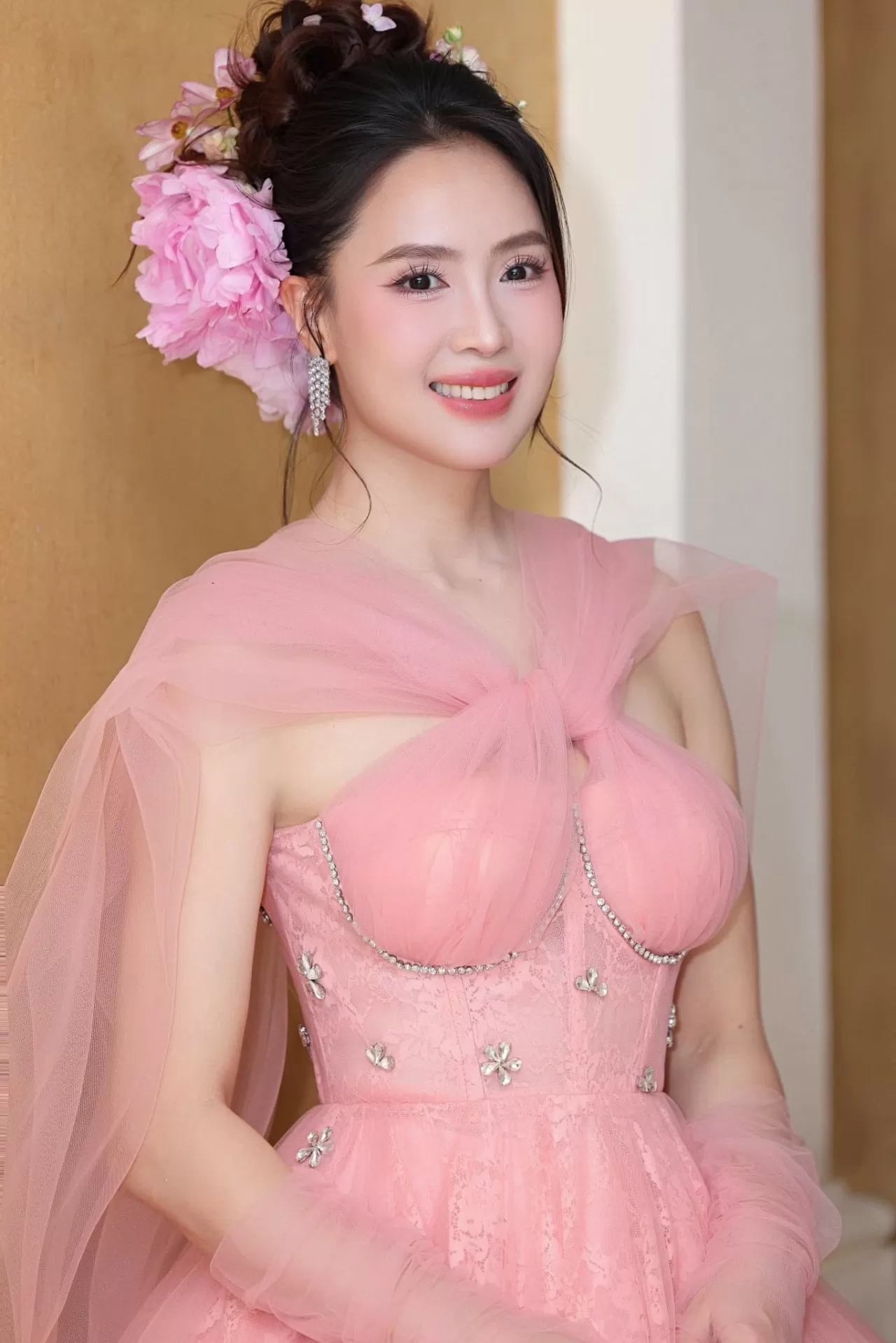 Diễn viên Hồng Diễm tỏa sáng Diễn viên Hồng Diễm tỏa sáng